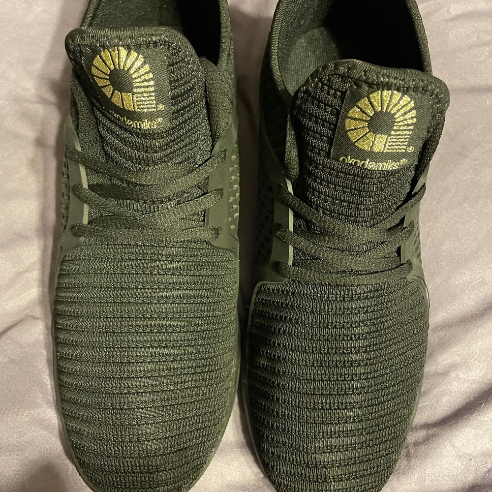 Akademiks men’s sneakers